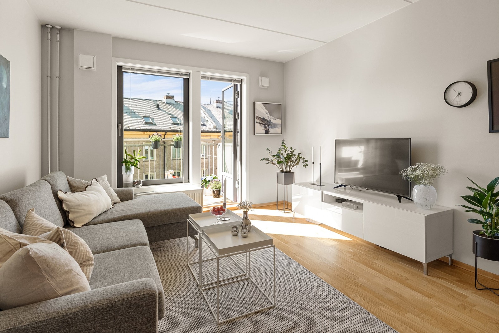 Leiligheten har gjennomgående god standard med pent parkettgulv av eik og glatte malte overflater i moderne farger. Galleribilde