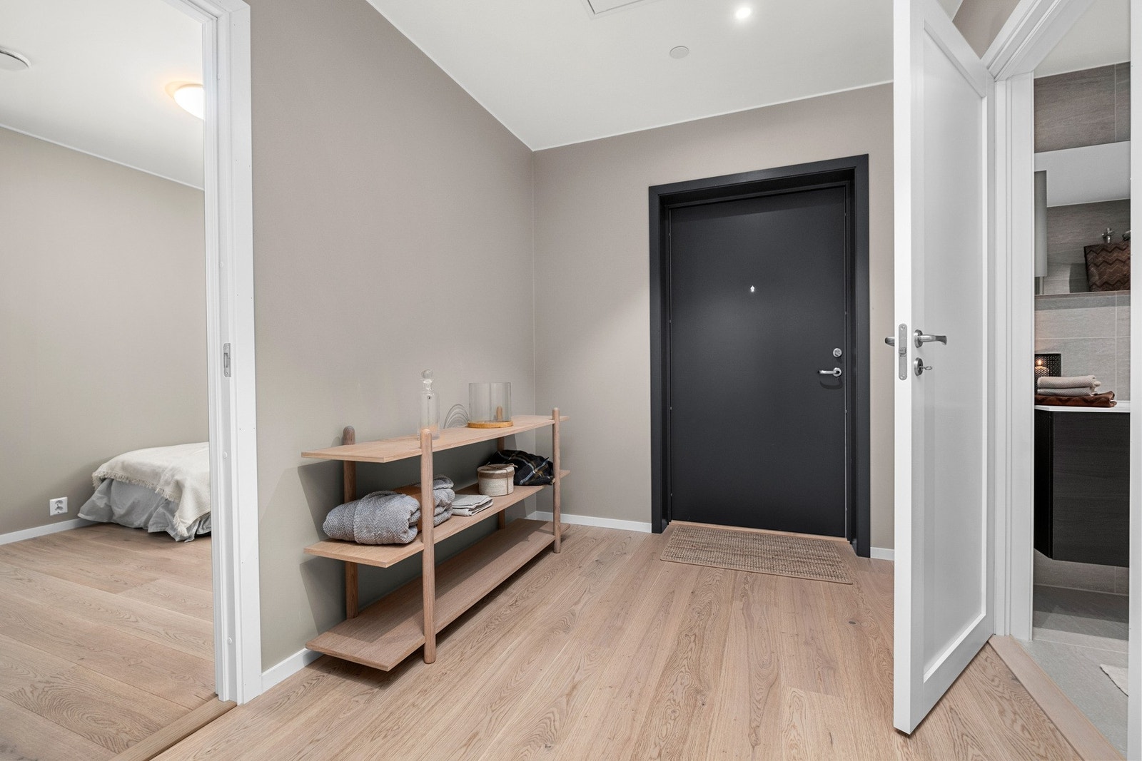 Romslig entre, med god plass til garderobe. Galleribilde