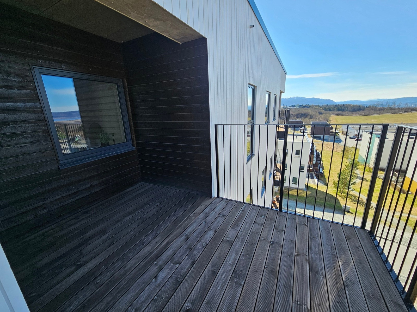 Egen lun pg takoverbygd nisje på balkongen Galleribilde