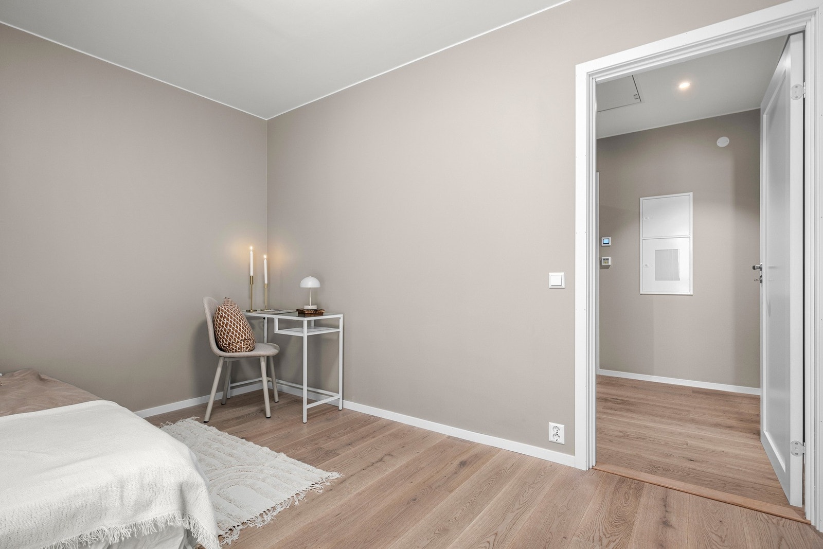 Leiligheten har 2 romslige soverom, ett ved inngangsparti og ett ved stua. Galleribilde