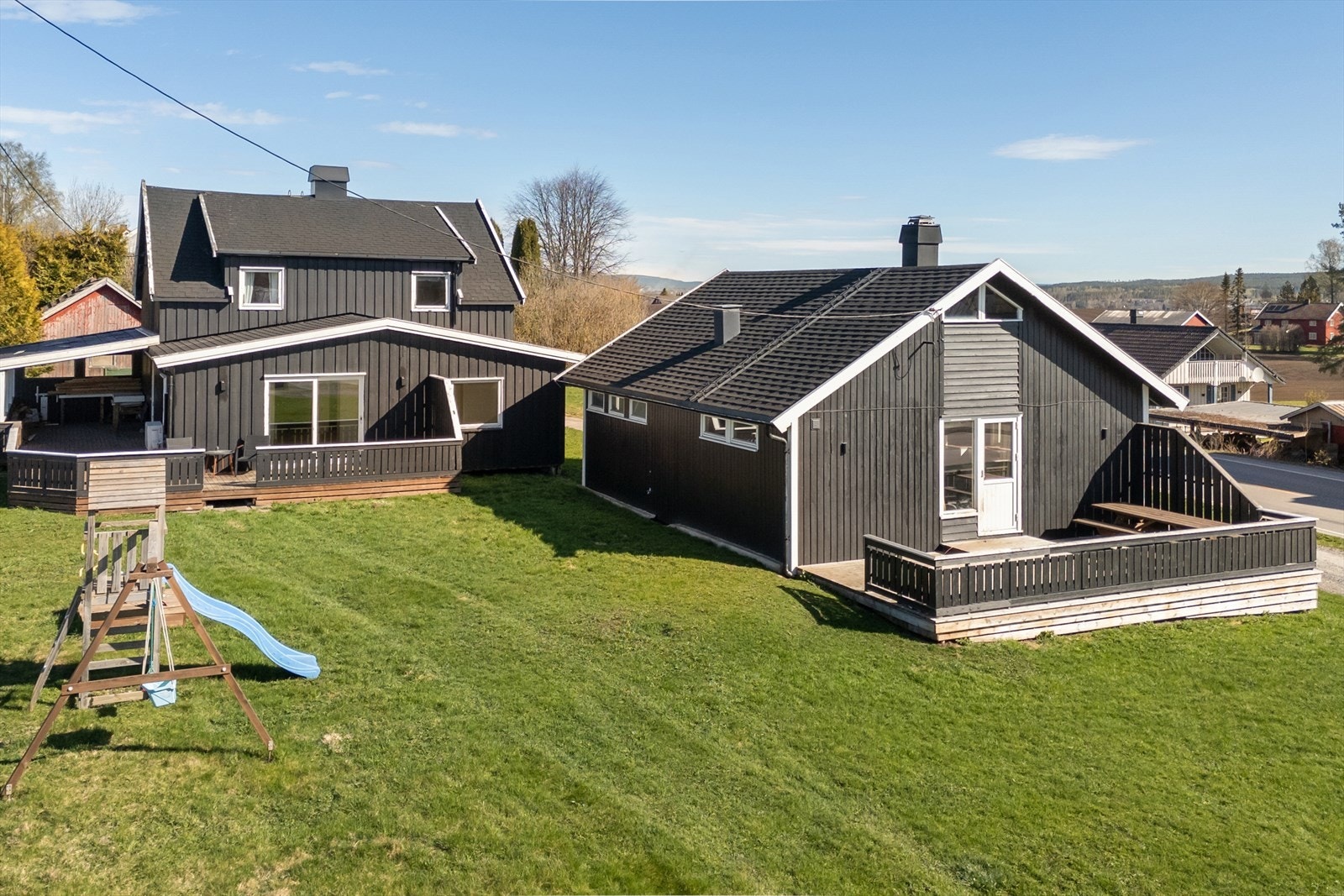 Her er det muligheter for et fleksibelt bofellesskap, enten for flere generasjoner eller utleie. Tomten er opparbeidet med plen og gruset gårdsplass. Galleribilde