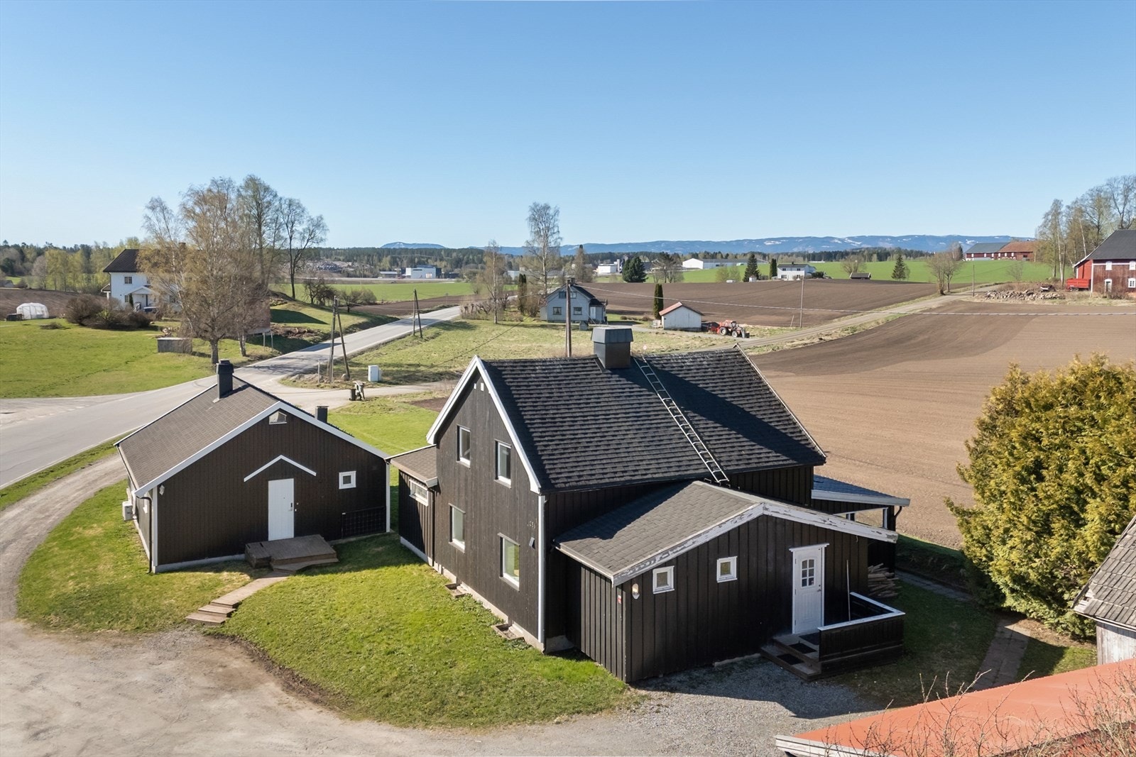 Opprinnelige boligen på eiendommen er antagelig fra tidlig 1950-tallet som senere er blir tilbygget i flere omganger. Galleribilde