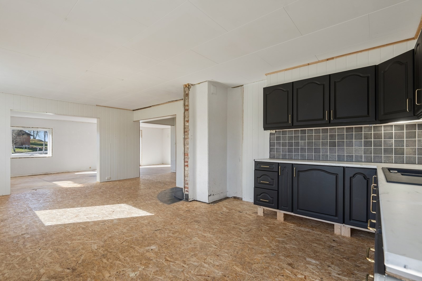 Det eldre hovedhuset representerer et spennende prosjekt. Første etasje er klargjort for renovering, slik at du kan forme hjemmet etter egne ønsker. Galleribilde