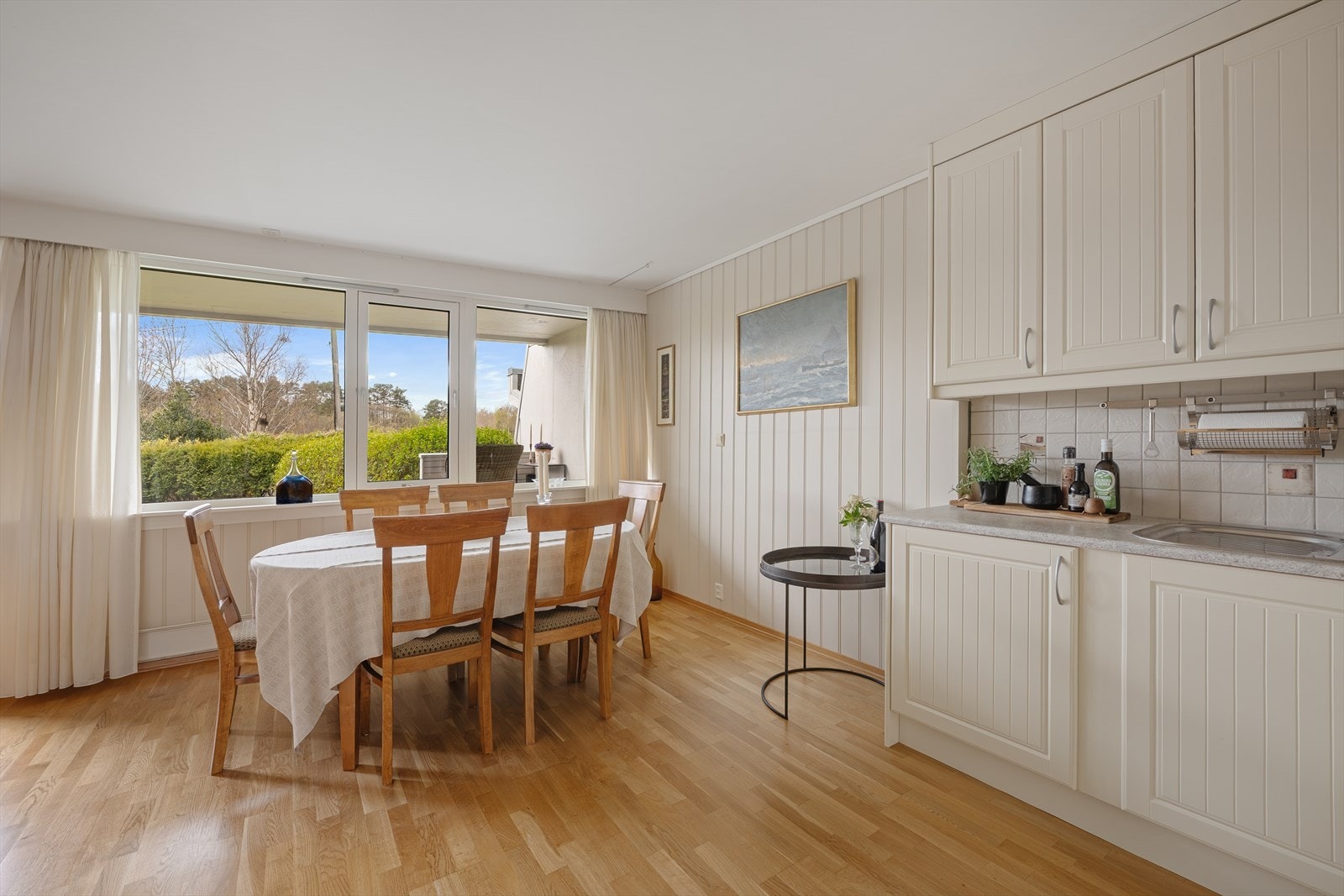 Ved kjøkkenet er det en naturlig plass for et spisebord, med utsikt mot uteområdet. Galleribilde