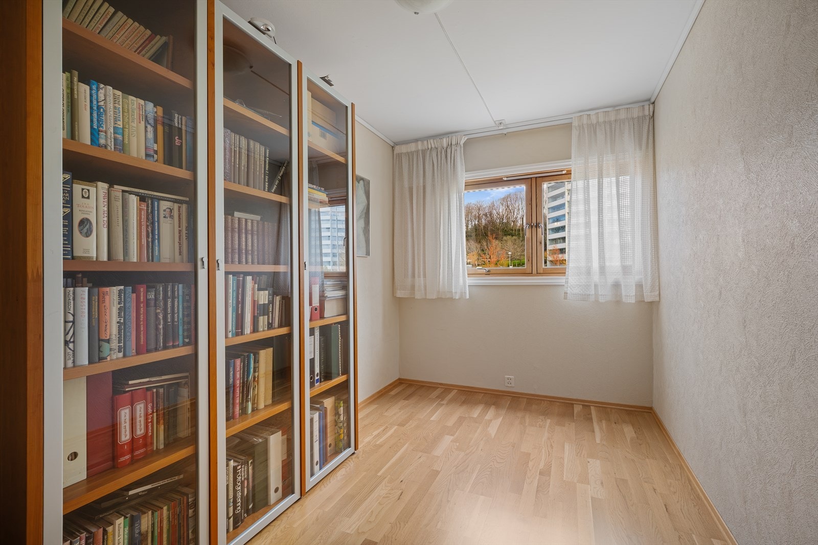 Det tredje soverommet er i dag innredet som bibliotek, men har god plass til seng og garderobe. Galleribilde