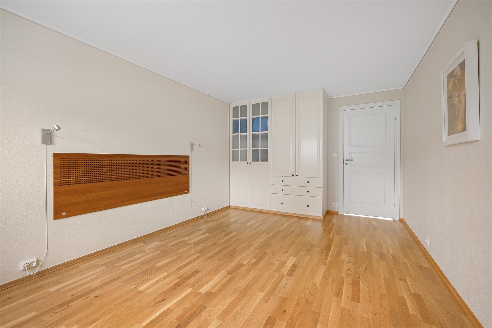 Leiligheten har tre soverom av god størrelse, som gir fleksibilitet for familiebruk, gjesterom eller hjemmekontor. Galleribilde