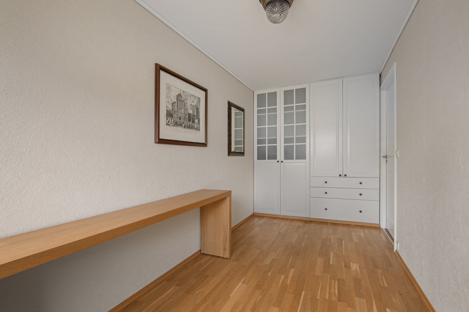 Det ene soverommet egner seg godt som kontor eller gjesterom, med plass til oppbevaring. Galleribilde
