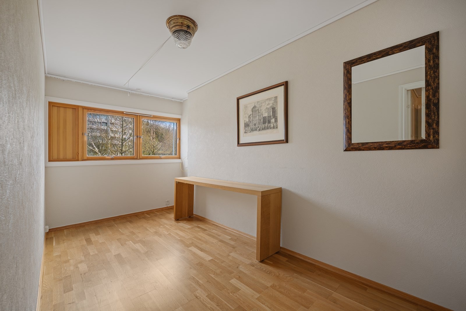 Også her er det parkett på gulvet og malte veggflater. Galleribilde