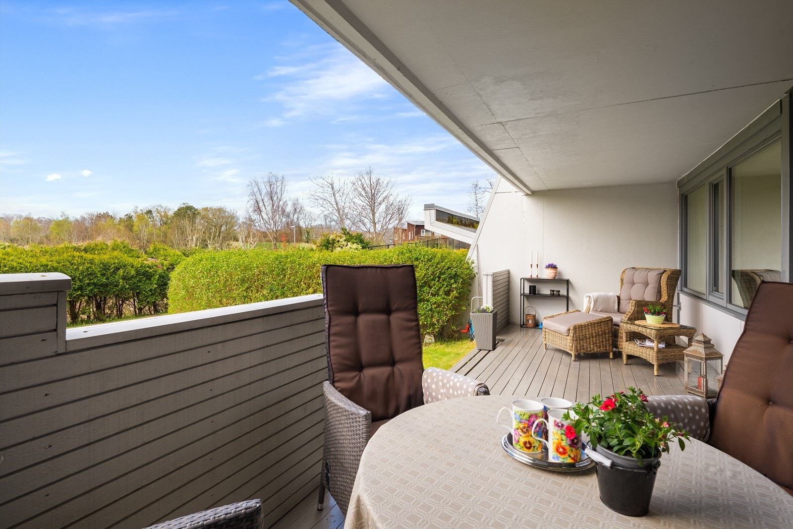 Terrassen er belagt med terrassebord og har god plass til en sittegruppe. Galleribilde