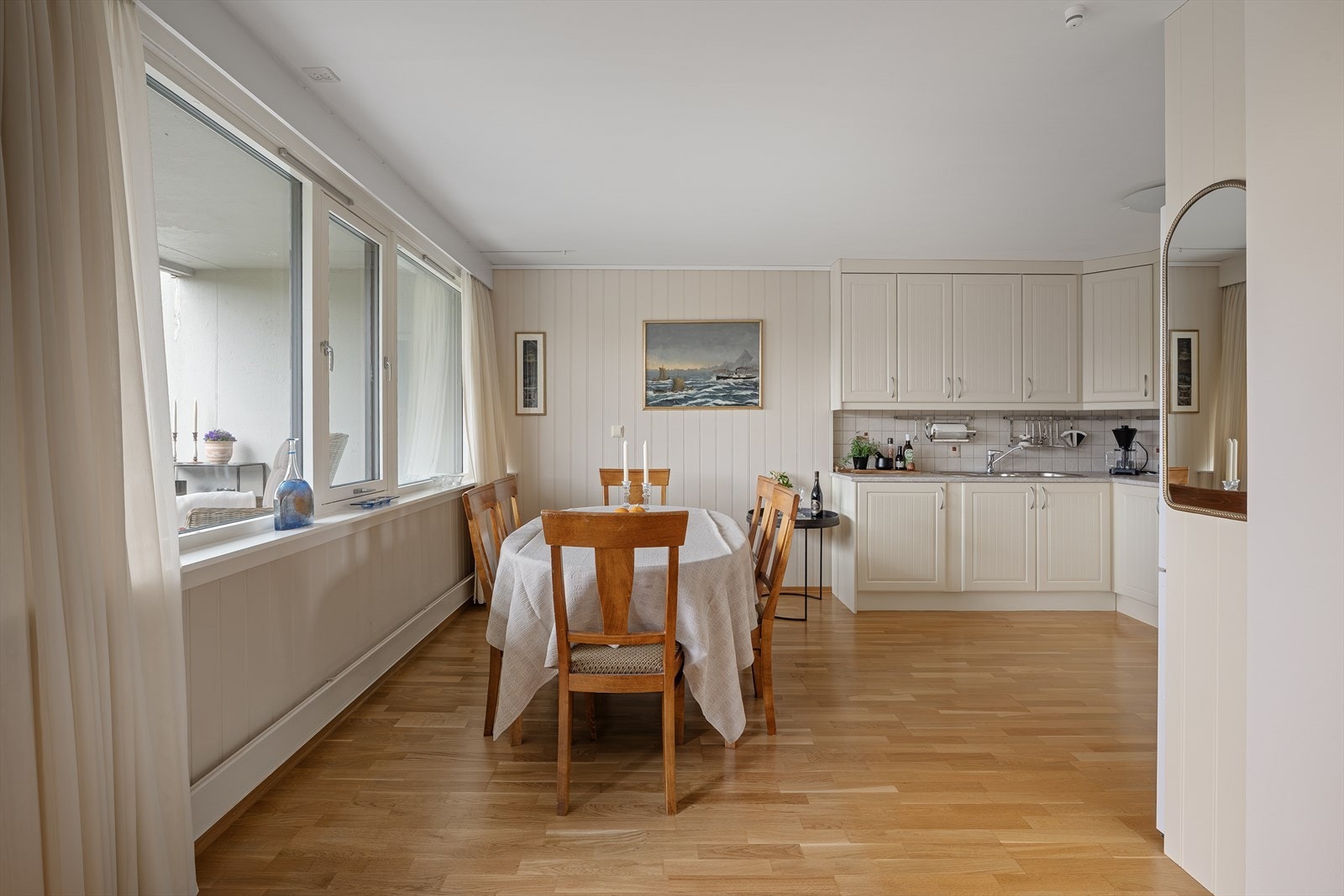 Fra spiseplassen ser man rett ut mot terrassen, noe som visuelt knytter inne- og uteområdet sammen. Galleribilde