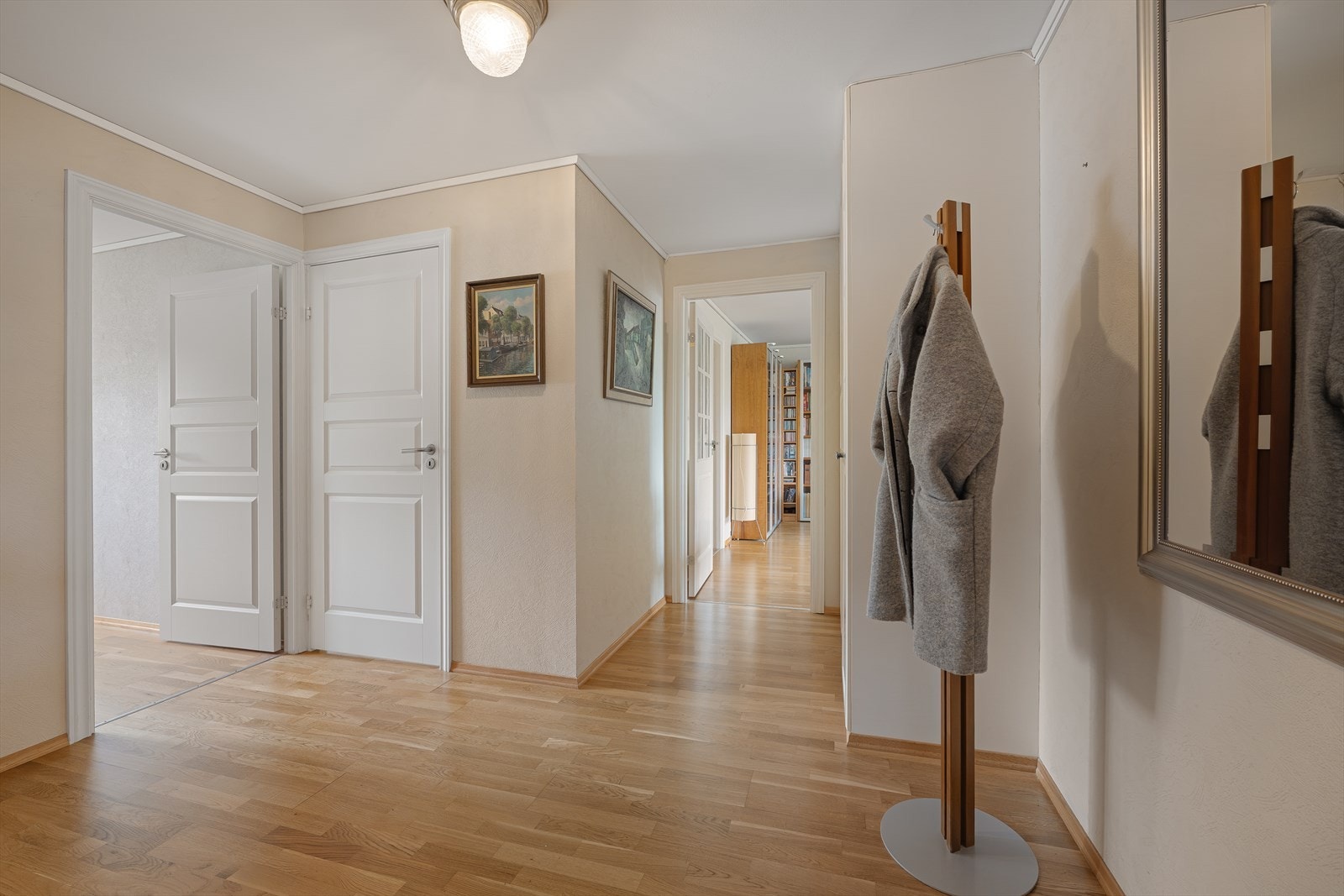 Gangen binder leiligheten sammen og har gjennomgående parkett på gulvet, som i resten av oppholdsrommene. Galleribilde