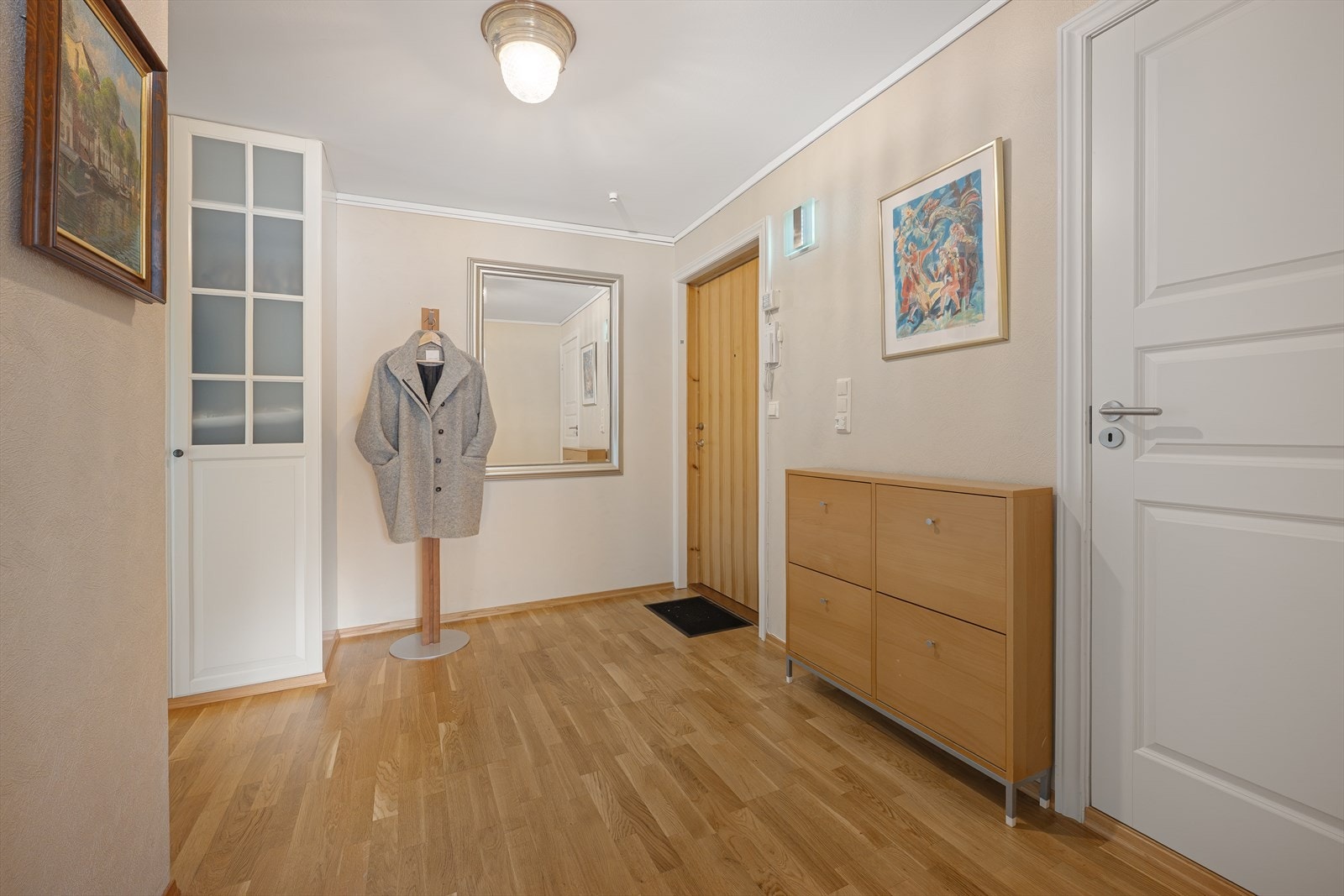 Entréen ønsker velkommen med god plass til yttertøy og er sikret med en brann- og lydklassifisert dør. Galleribilde