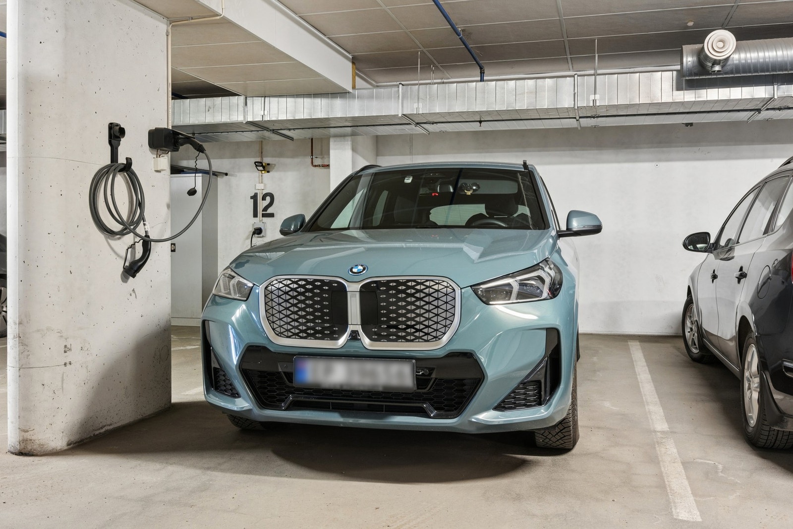 Leiligheten disponerer garasjeplass med elbillader samt egen sportsbod. Galleribilde