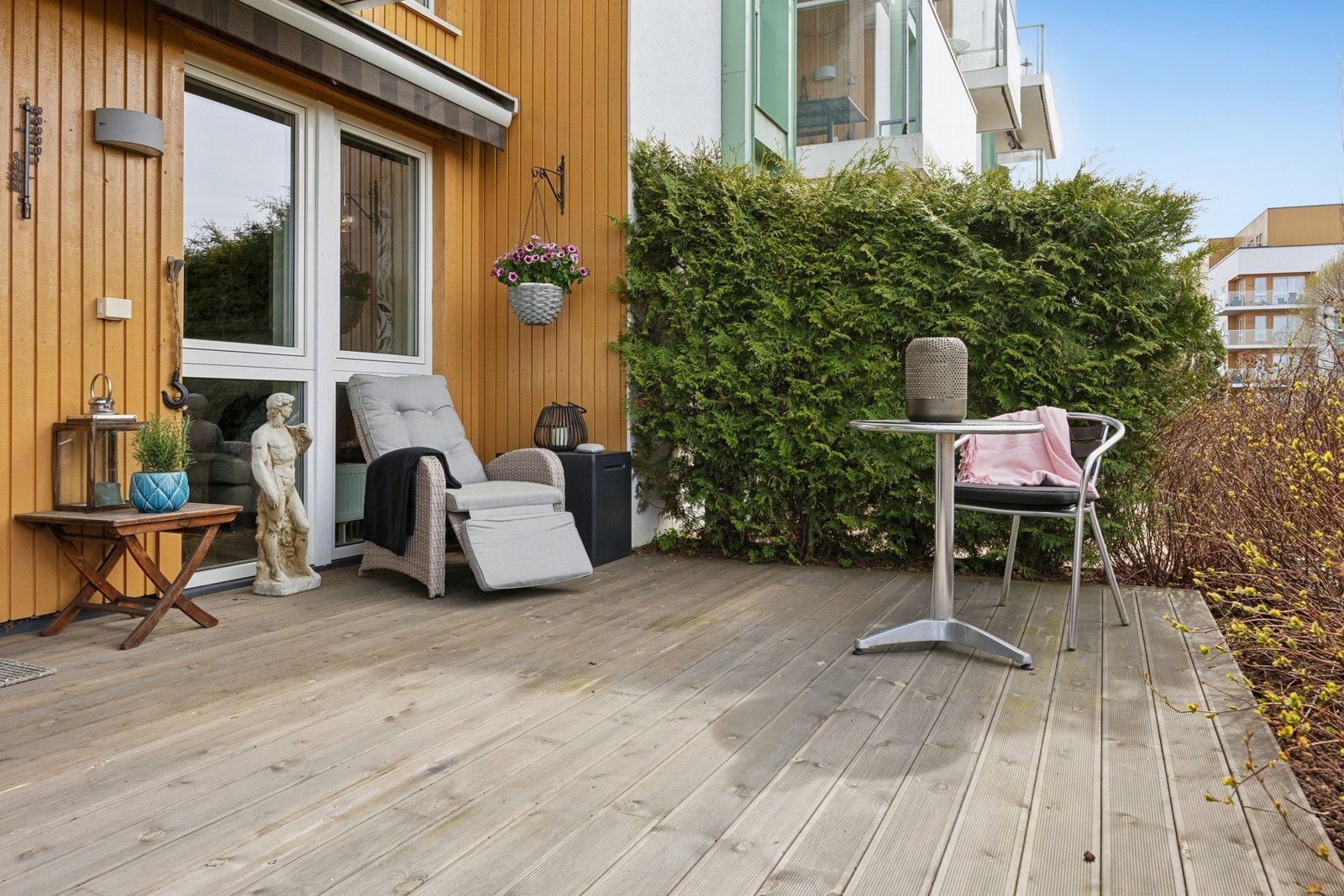 Fra stuen er det utgang til en solrik terrasse vendt mot vest - perfekt for rolige ettermiddager og sosiale kvelder. Galleribilde