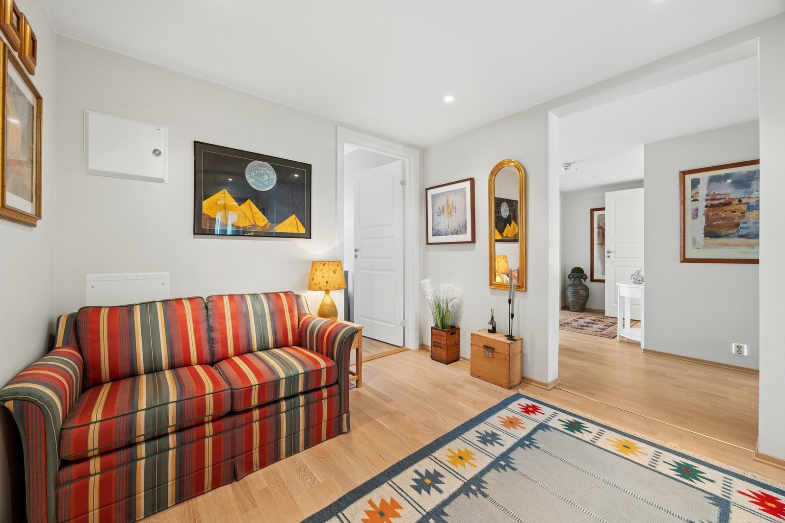 Entréen har parkett på gulv, lyse overflater og downlights i himlingen som skaper et moderne og hyggelig førsteinntrykk. Galleribilde