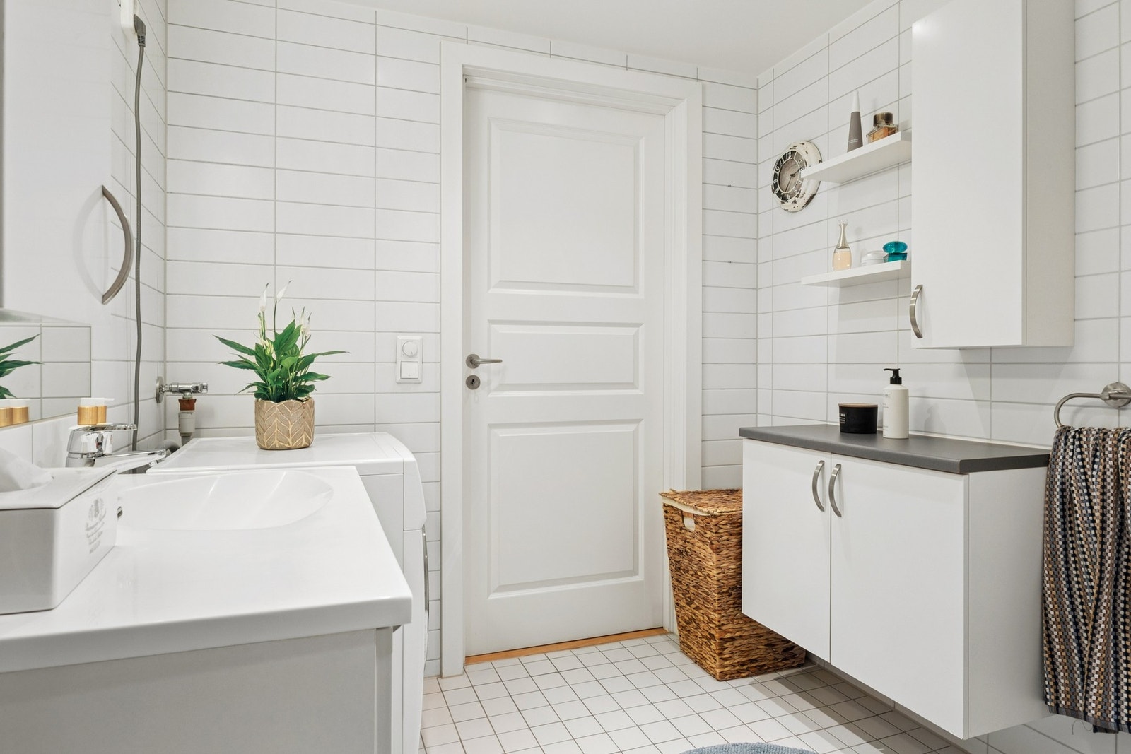 Det er også opplegg for vaskemaskin, noe som gjør rommet både praktisk og funksjonelt i hverdagen. Galleribilde