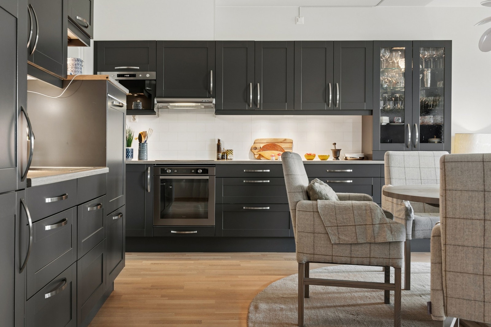Moderne og smakfullt kjøkken med elegante mørke fronter som skaper et stilrent og eksklusivt uttrykk. Galleribilde