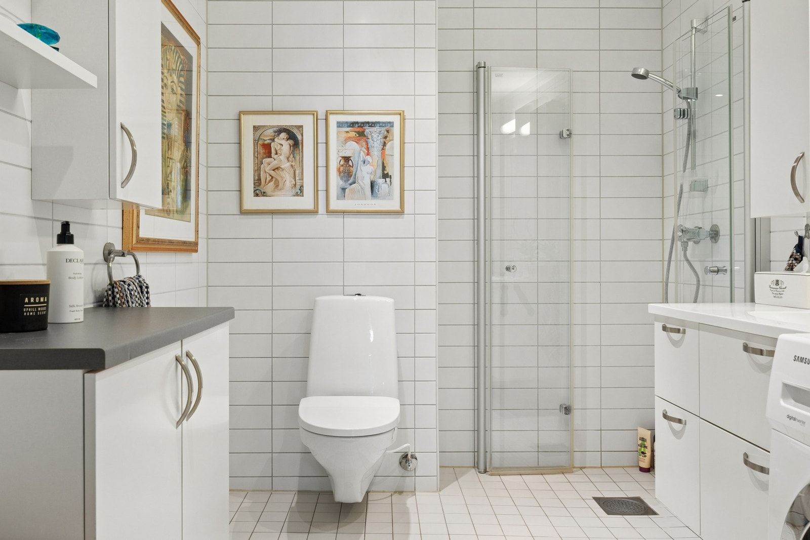Badet er innredet med baderomsinnredning med god oppbevaringsplass, vegghengt toalett og romslig dusjhjørne med glassdører. Galleribilde