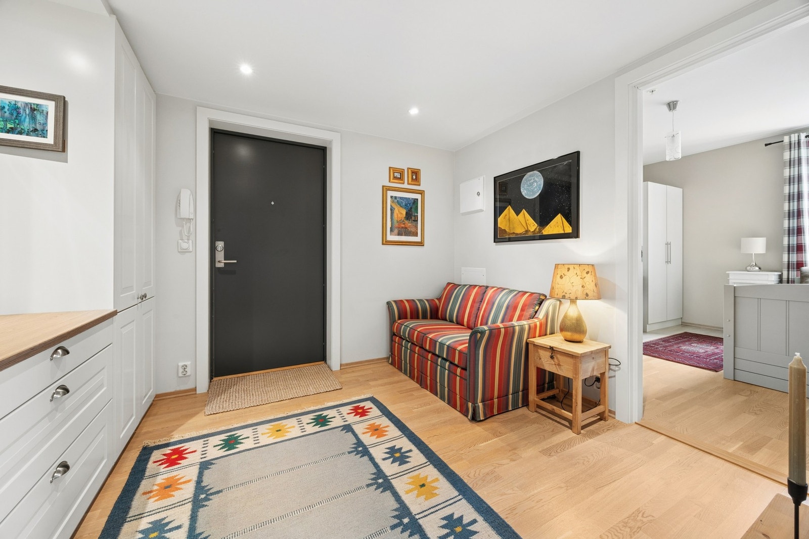 Romslig og innbydende entré med god plass til oppbevaring av yttertøy og sko. Galleribilde