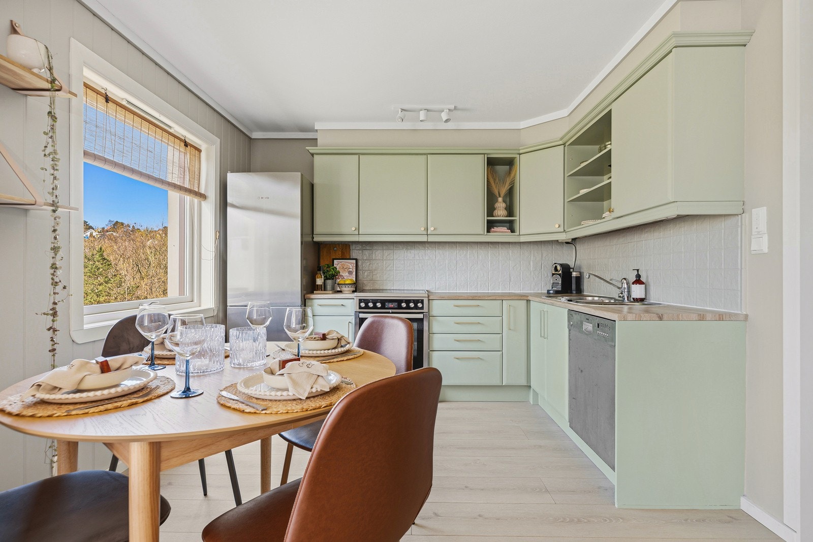 Pent og tidløst kjøkken som nylig er malt i delikate farger, i tillegg er benkeplaten foliert og knagger byttet ut Galleribilde