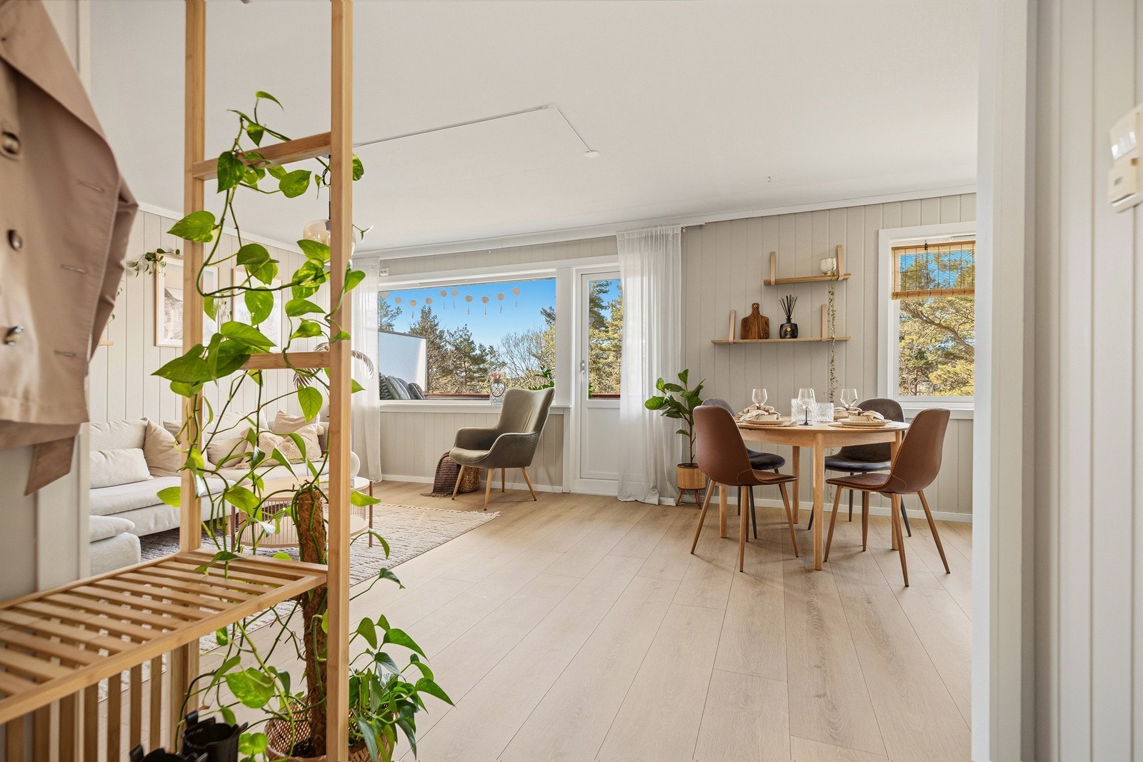 Velkommen inn! Du ønskes velkommen inn til en lys og delikat 2-roms med store vindusflater som slipper inn rikelig med naturlig lys Galleribilde