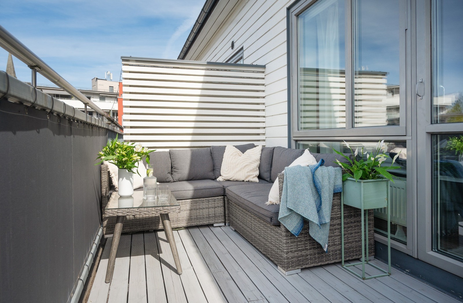 Solrik takterrasse med god plass til å nyte solen store deler av dagen Galleribilde