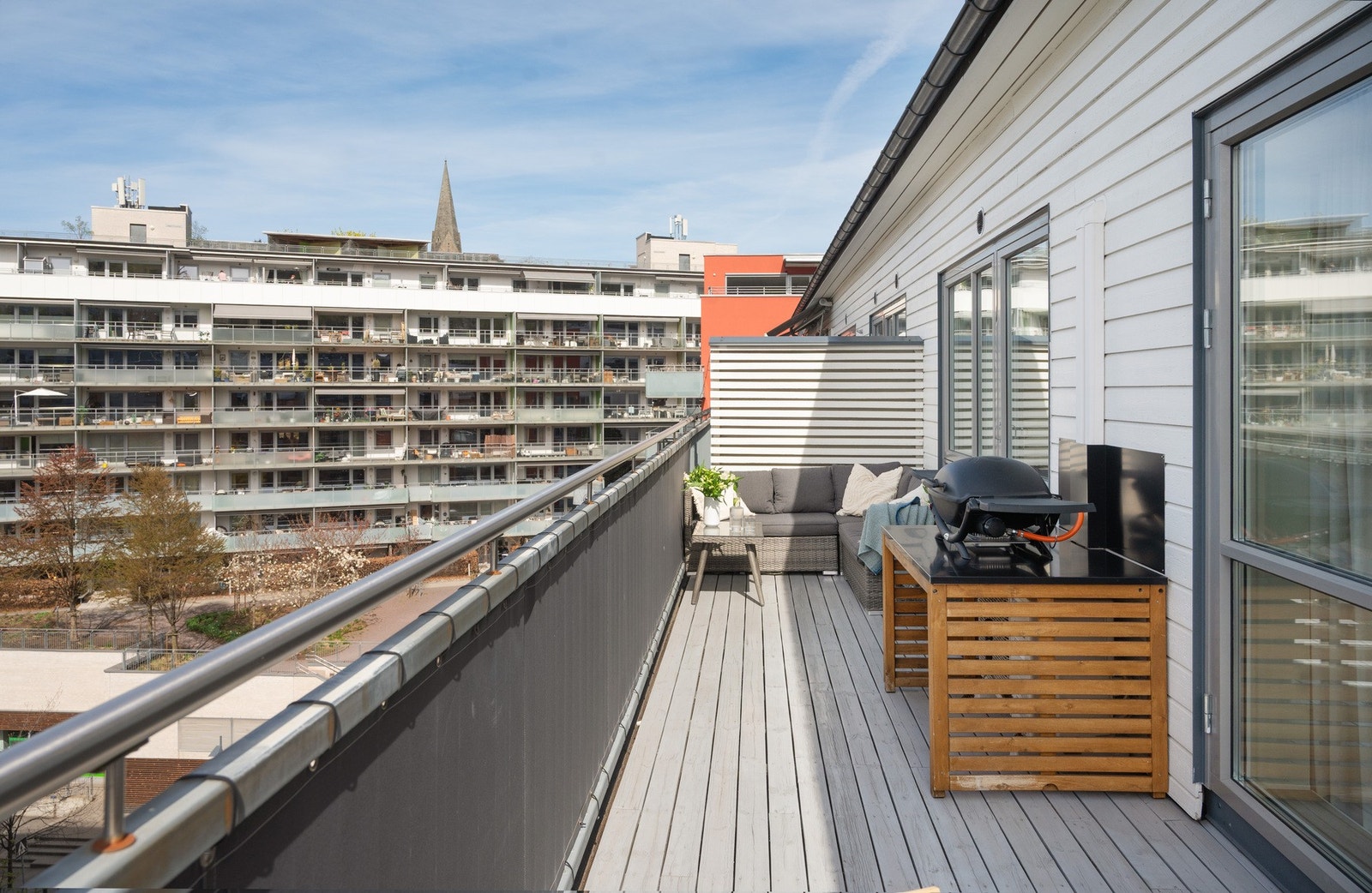 Romslig takterrasse på 14 kvm med plass til sofagruppe og grill Galleribilde