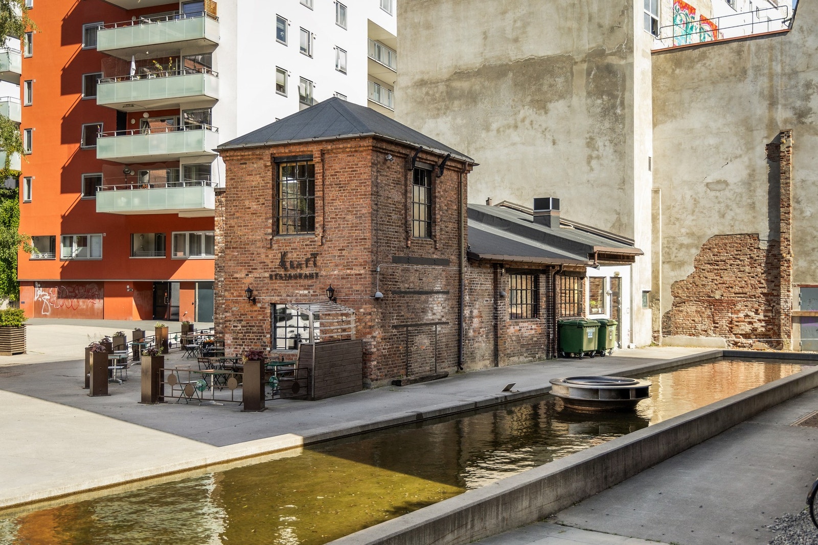 Kafé og restaurant ved vannspeilet i nærområdet Galleribilde