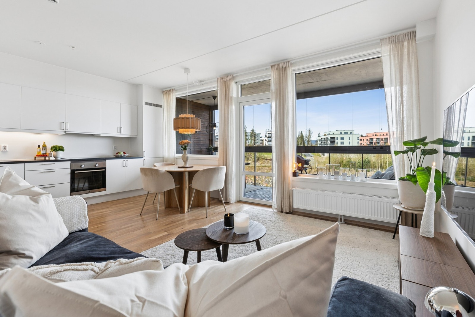 En moderne og lettstelt selveierleilighet fra 2022 på 52 m², innglasset balkong, bod i leiligheten og ekstern bod i underetasje. Galleribilde