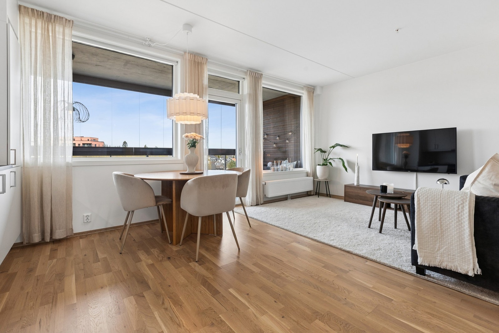 Stuen er lys og innbydende med store vindusflater som slipper inn rikelig med dagslys. Galleribilde