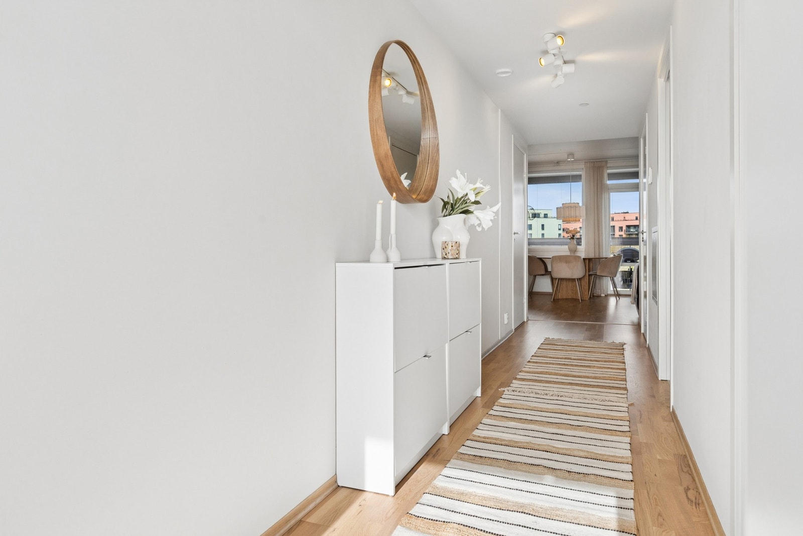 Leiligheten har en lys og innbydende entré med gode oppbevaringsmuligheter og en praktisk planløsning som gir enkel adkomst til boligens øvrige rom Galleribilde