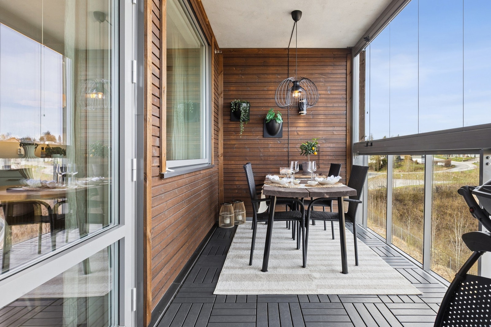 Fra stuen er det utgang til en romslig innglasset balkong som fungerer som en naturlig forlengelse av oppholdsrommet. Galleribilde