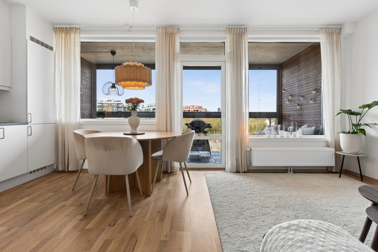 Her er det god plass til både sofagruppe og spiseplass. Galleribilde
