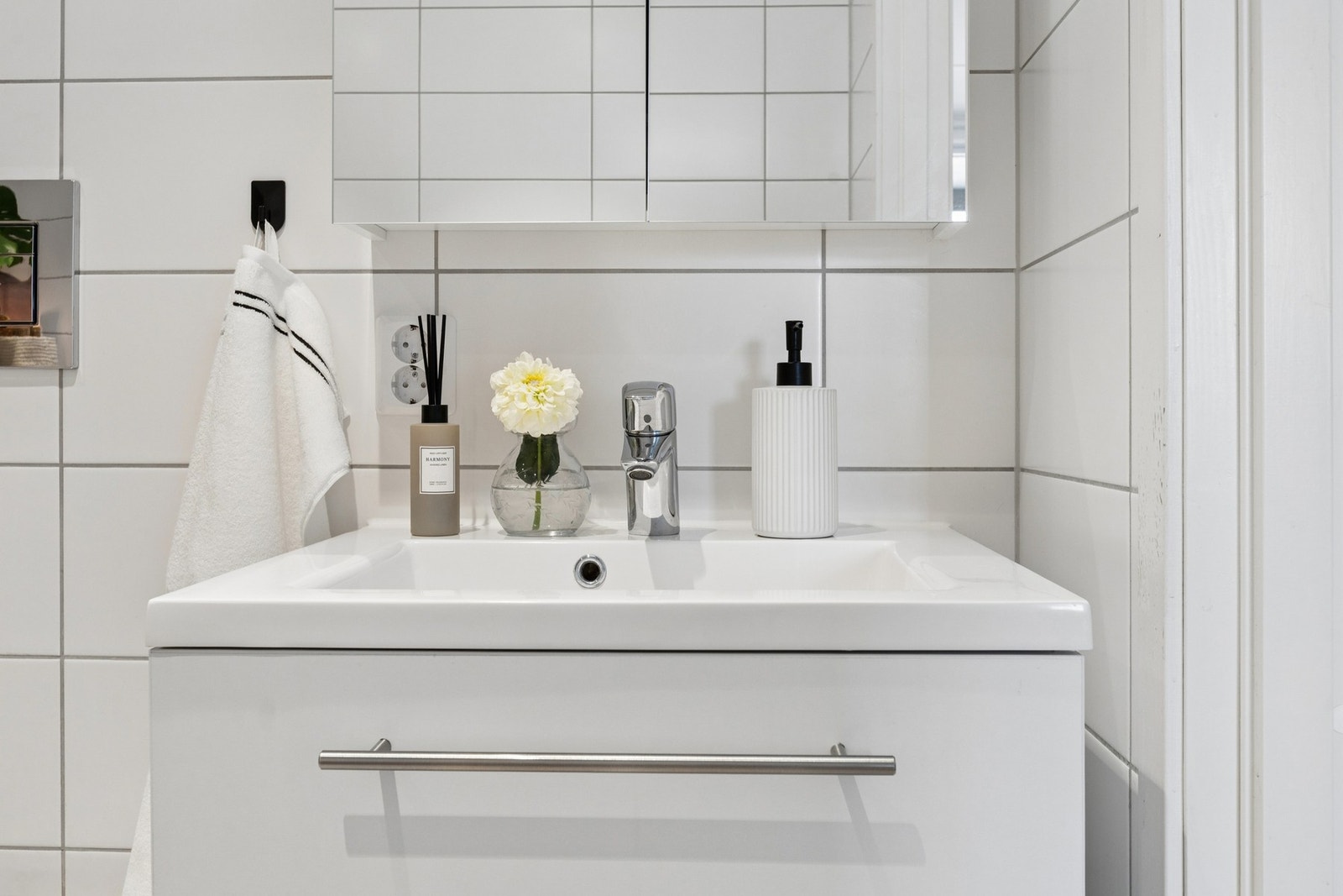 Badet byr på vegghengt toalett, dusjhjørne med innfellbare glassdører og opplegg for vaskemaskin. Galleribilde