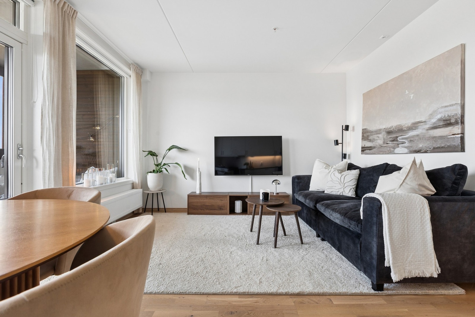 Rommet oppleves luftig og lett å innrede, med en gjennomgående moderne stil og direkte utgang til innglasset balkong. Galleribilde