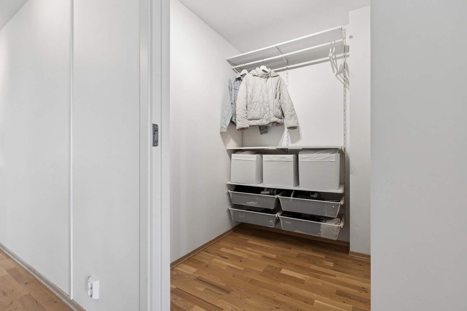 I tilknytning gangen har boligen en praktisk bod/garderobeløsning med gode oppbevaringsmuligheter. Dette gir ekstra plass til klær, sko og annet utstyr. Et verdifullt tilskudd til denne leiligheten. Galleribilde