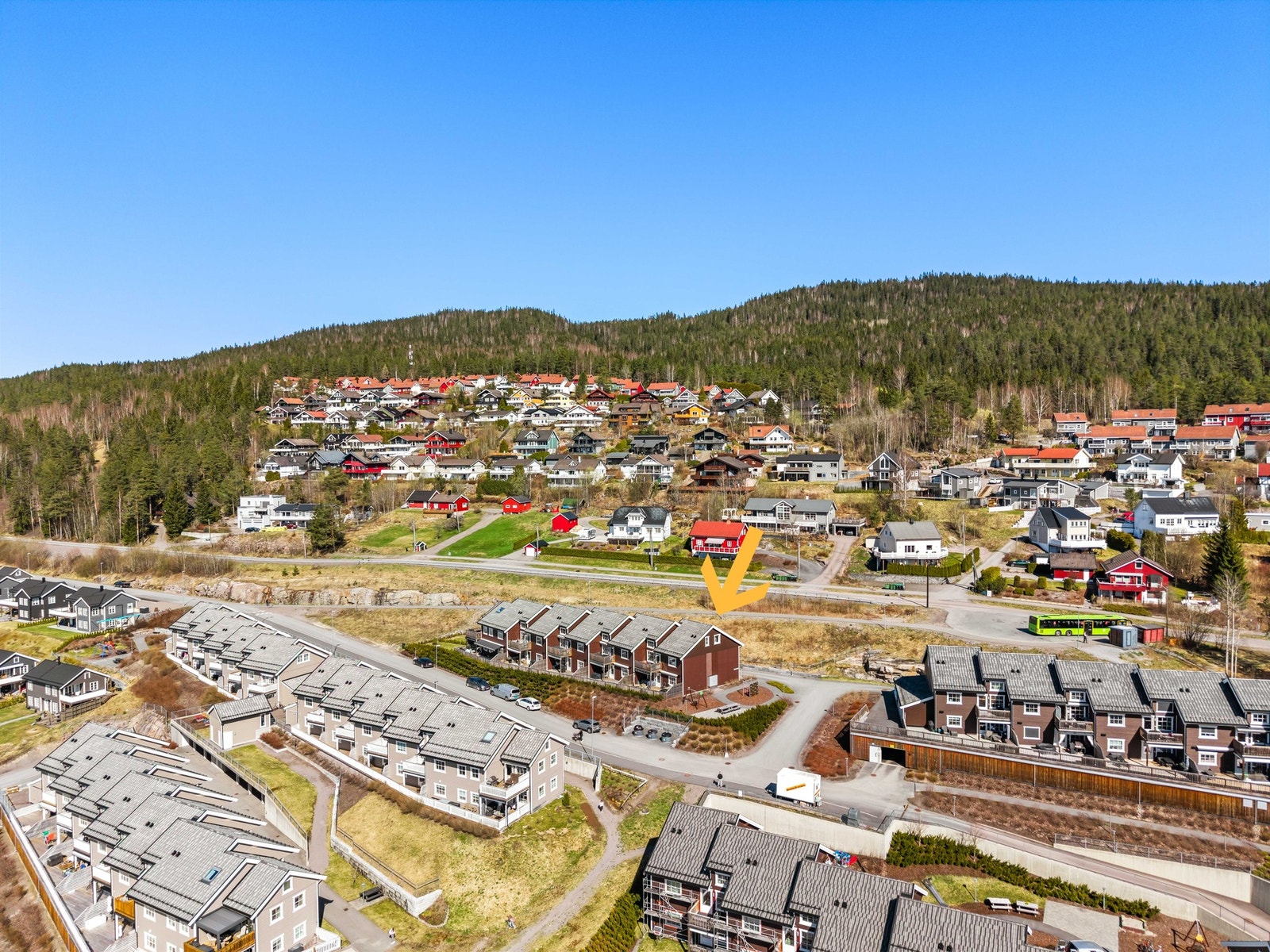 Fra boligen er det gangavstand til Elvetangen barneskole, som sto ferdig høsten 2021. For elever i ungdomstrinnene er det også gangavstand til Hakadal ungdomsskole. Her er også Elvetangen idrettsanlegg, skatepark, gym/treningsrom og svømmehall som åpnet Galleribilde