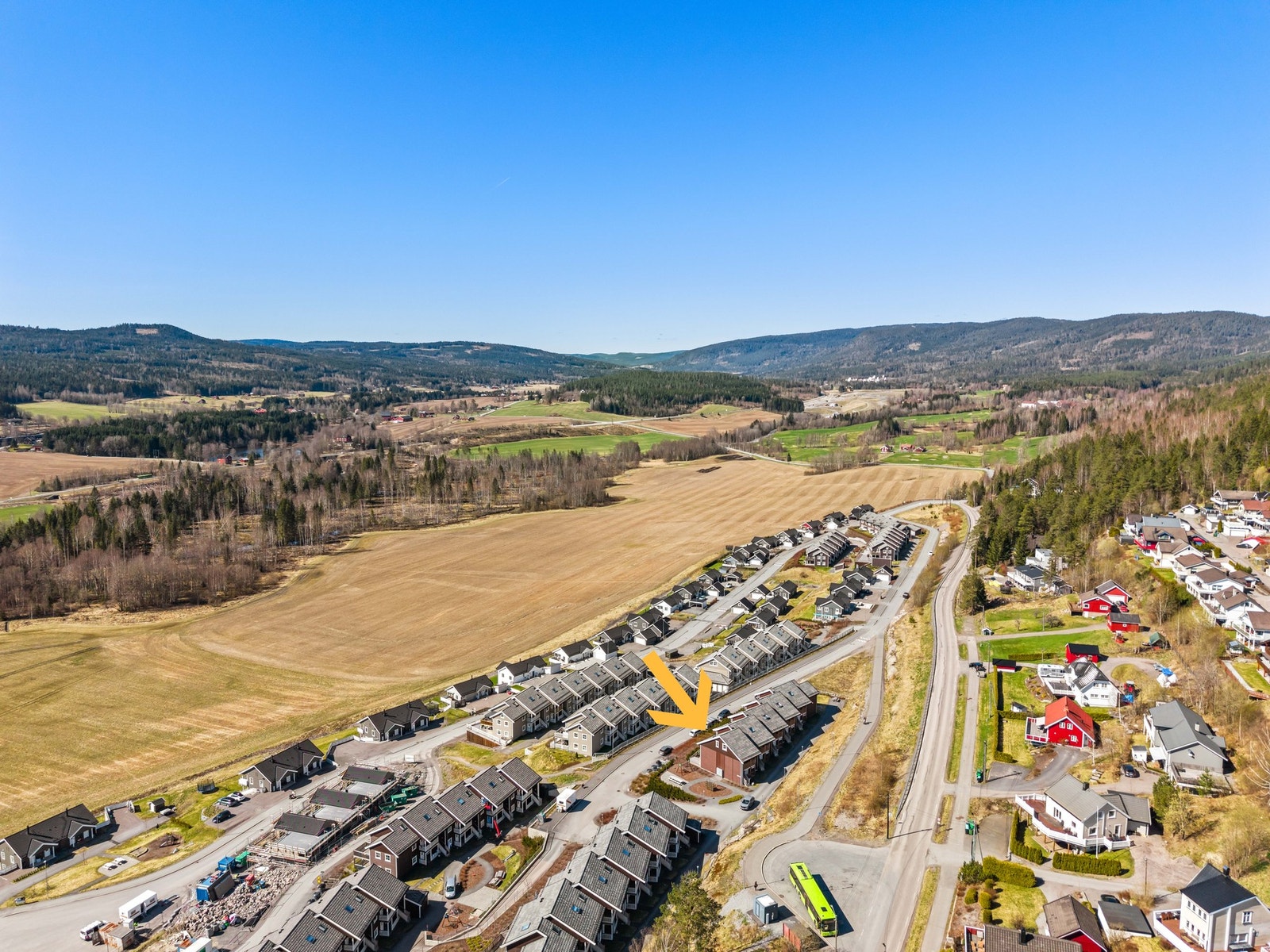 Kollektivtilbudet i området består av buss. Nærmeste holdeplass er Hellerudhaugen, som ligger rett bak boligen. Området har ekspressbuss til og fra Oslo i rushtiden, og en kort kjøretur unna ligger Hakadal stasjon hvor toget tar deg til Oslo på ca. 45 min Galleribilde