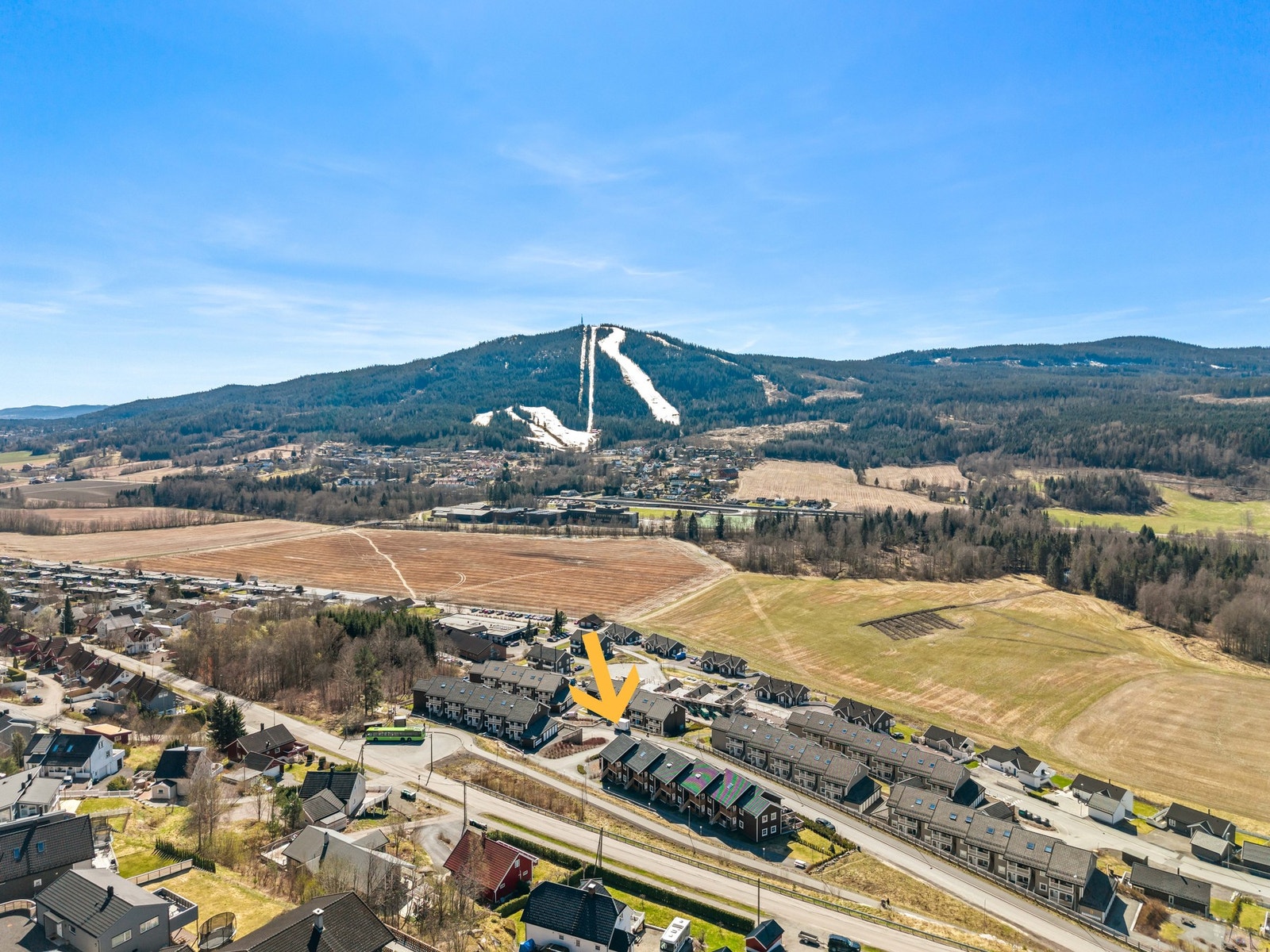 Boligen ligger i landlige og barnevennlige omgivelser på solsiden av Hakadal, og har nydelig utsikt mot Varingskollen. Varingskollen skisenter. Dette er et av de største alpinsentrene du finner i Oslo-området. Det er varierte bakker for alle ferdighetsniv Galleribilde