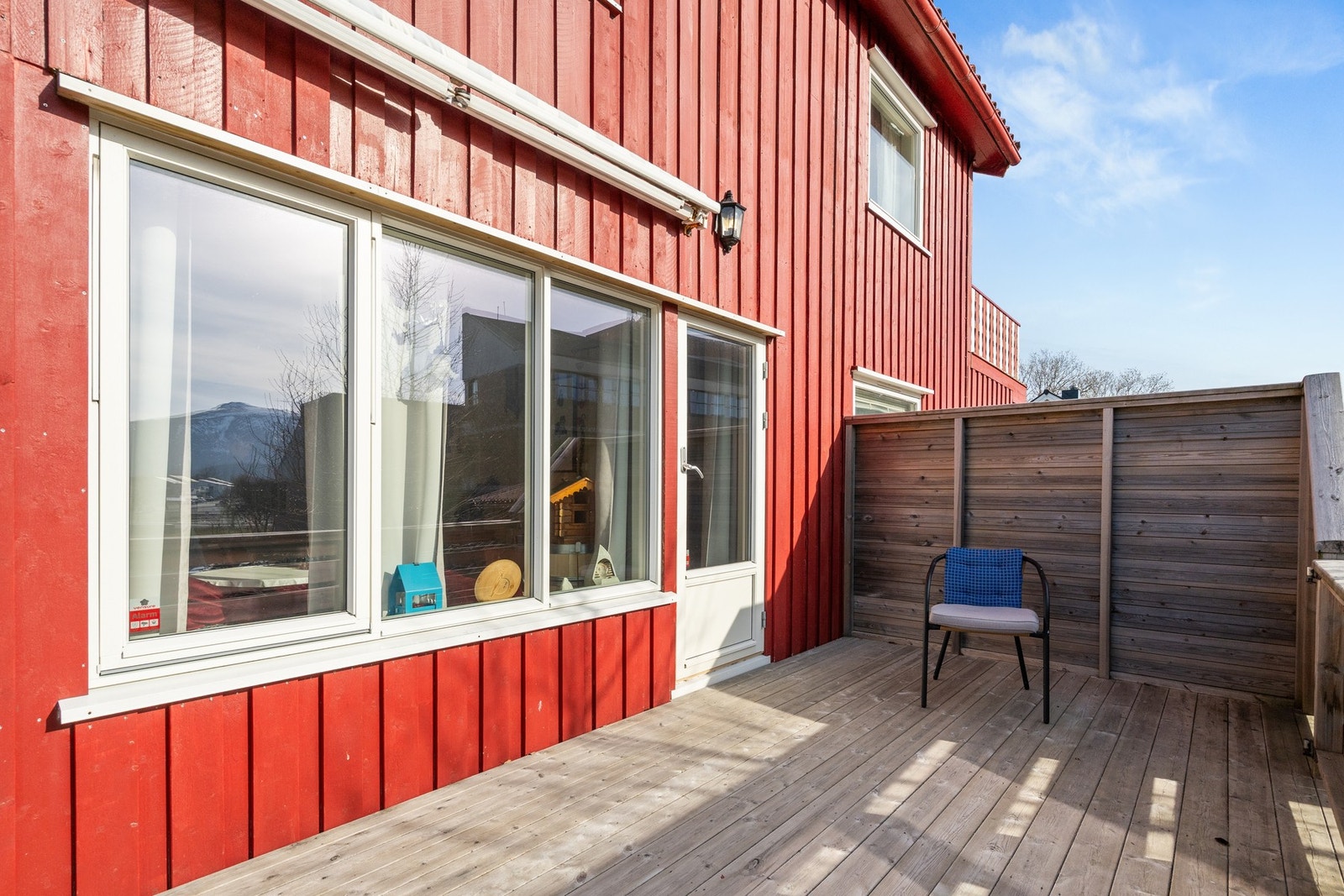 Boligen byr på flere terrasser, hvor av denne har adkomst via stuen og trapp ifra hagen. Galleribilde