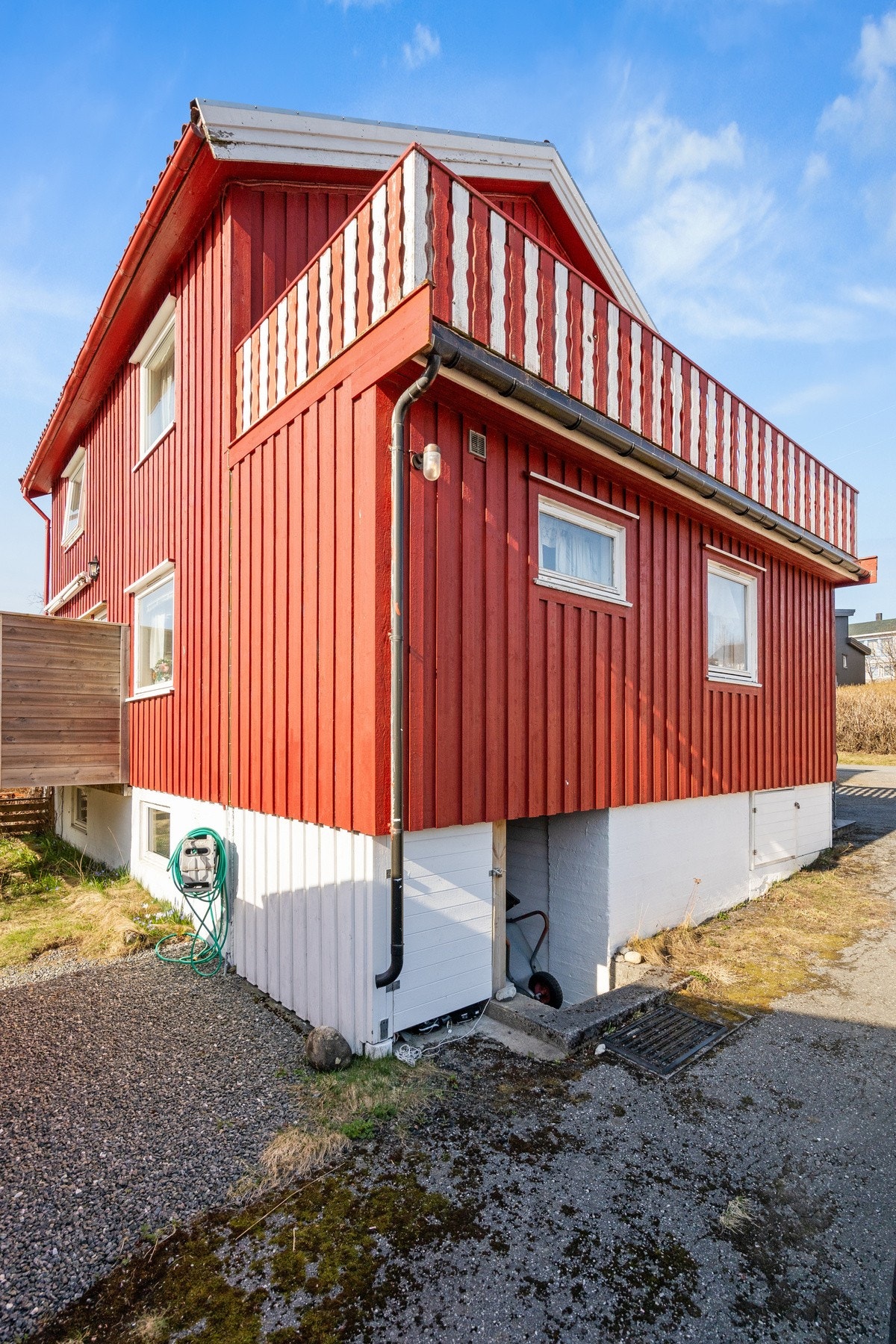 Den sentral beliggenheten til boligen gir gangavstand til barnehage, skoler og idrettsanlegg. Galleribilde