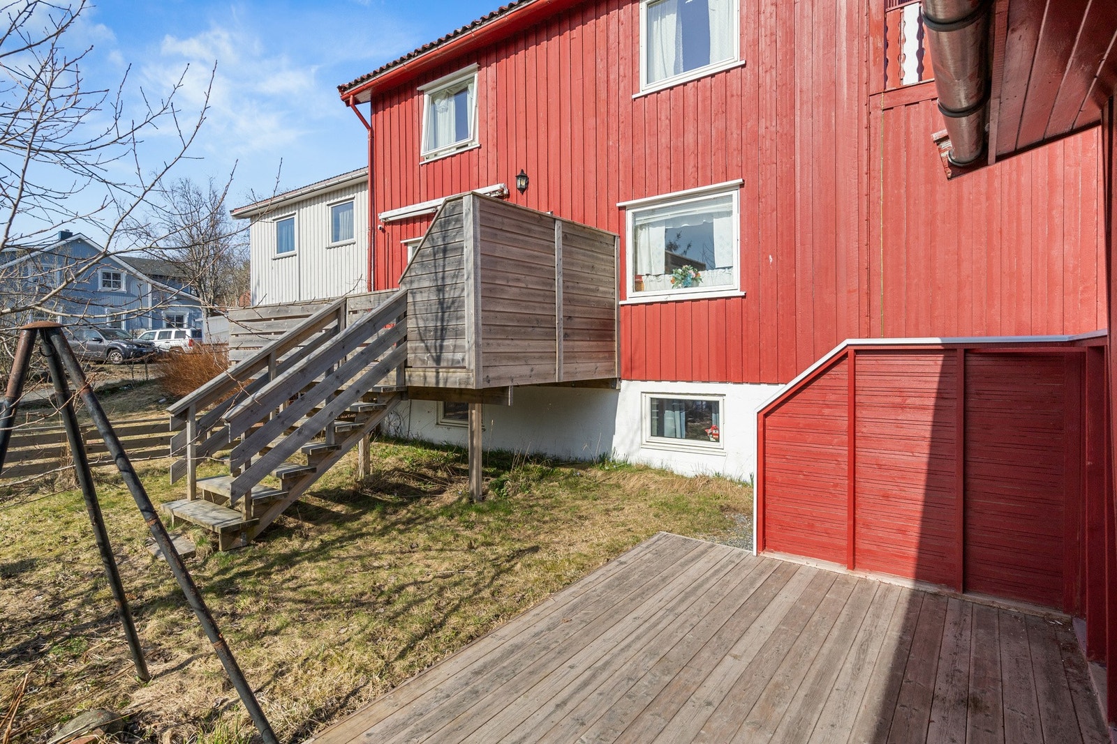 Det er også terrasse i tilknytning med garasjen - ypperlig for å kunne flytte seg etter vær og vind. Galleribilde