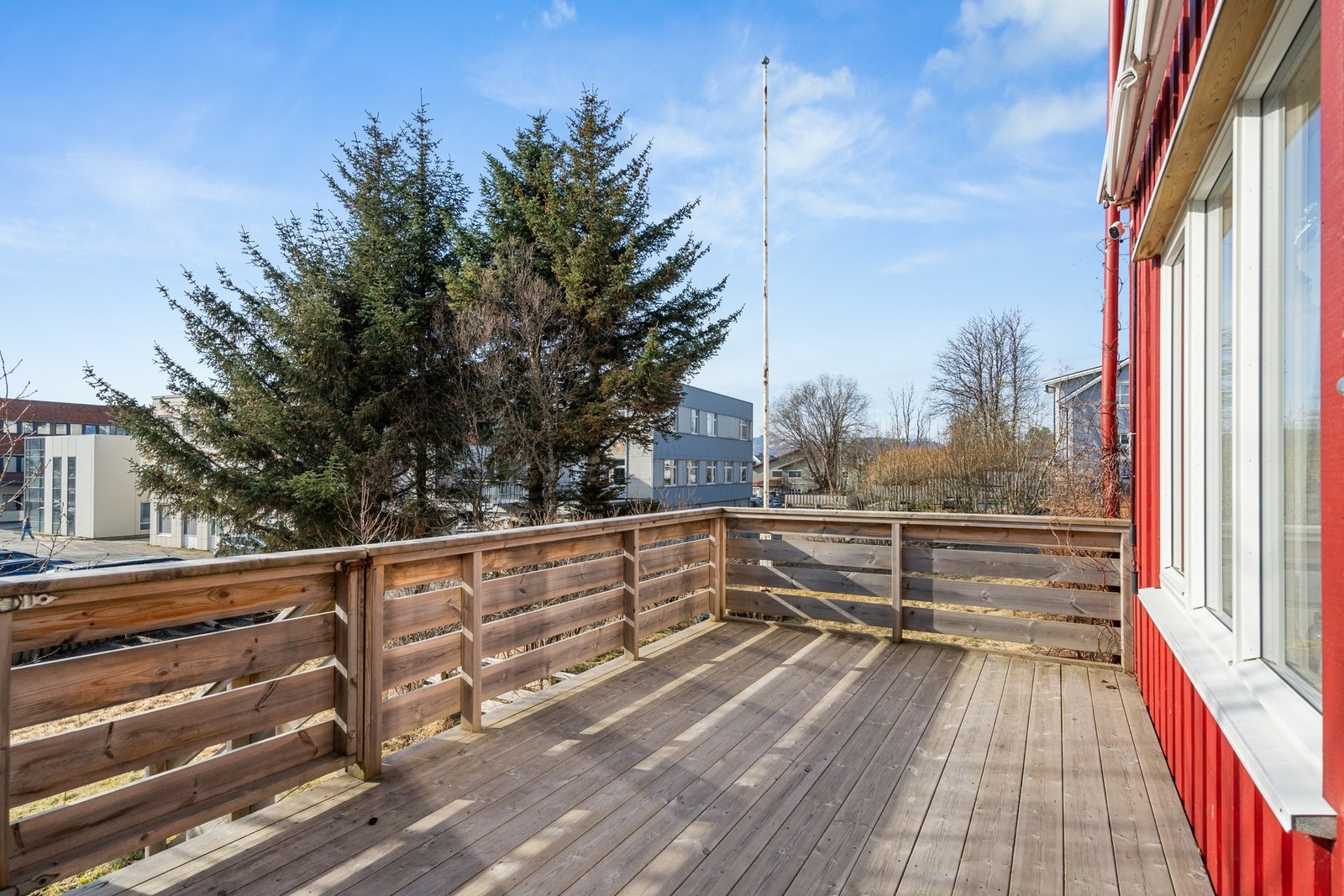 Godt med plass til utemøbler og grill. Galleribilde