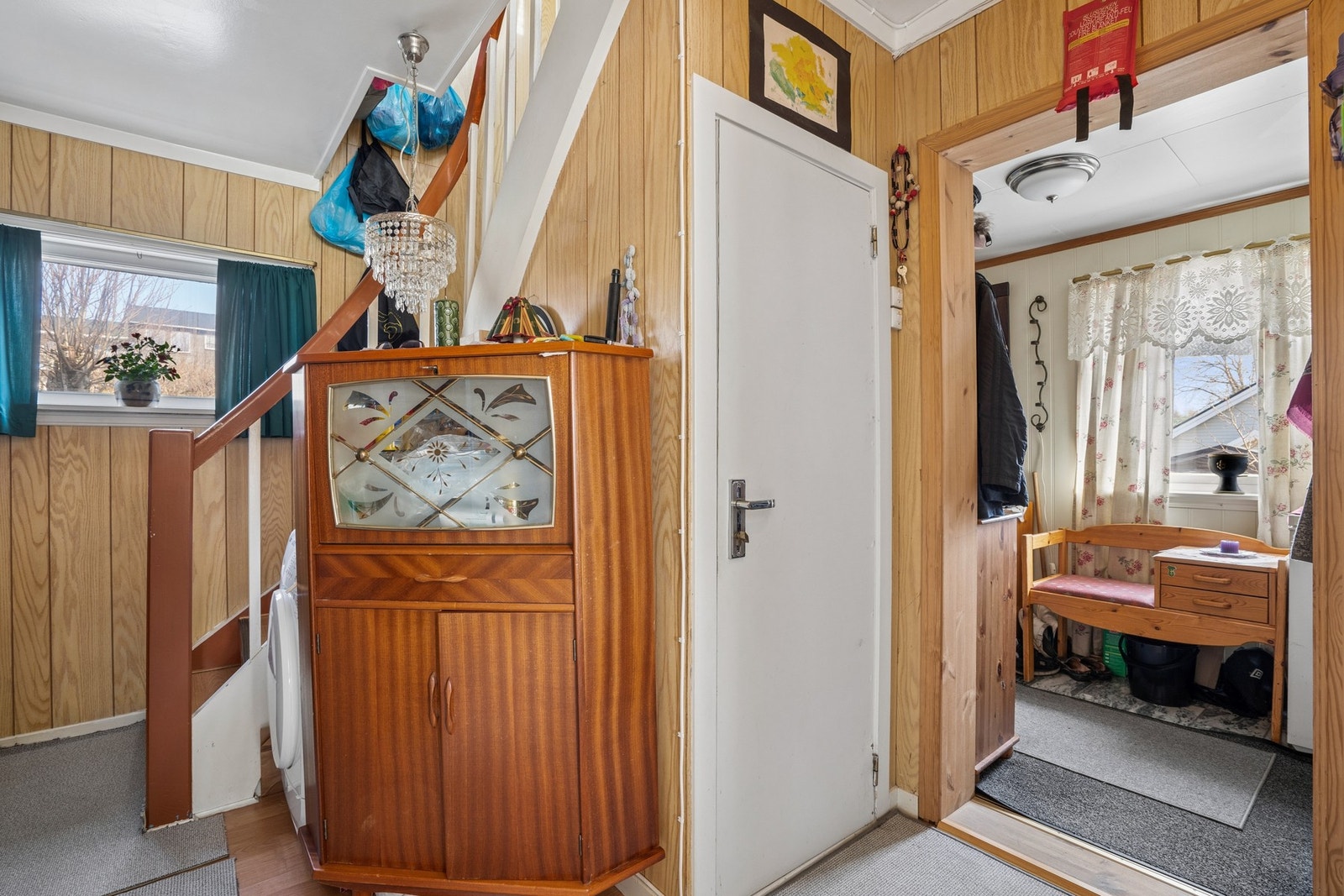 Gang med trapp opp til loftet, dør ned til kjelleren og videre inn mot stue og kjøkken. Galleribilde