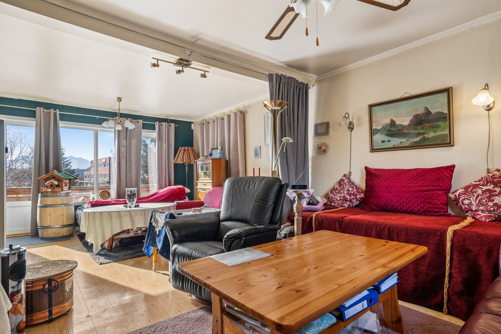 Store vinduer i front som slipper inn rikelig med dagslys - her er det også utgang til terrasse. Galleribilde
