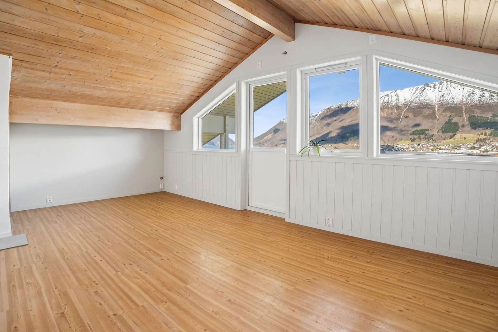 - Vi tar turen opp til loftetasjen, fra loftstue/soverom har du utgang til balkong med en helt fantastisk utsikt - Galleribilde