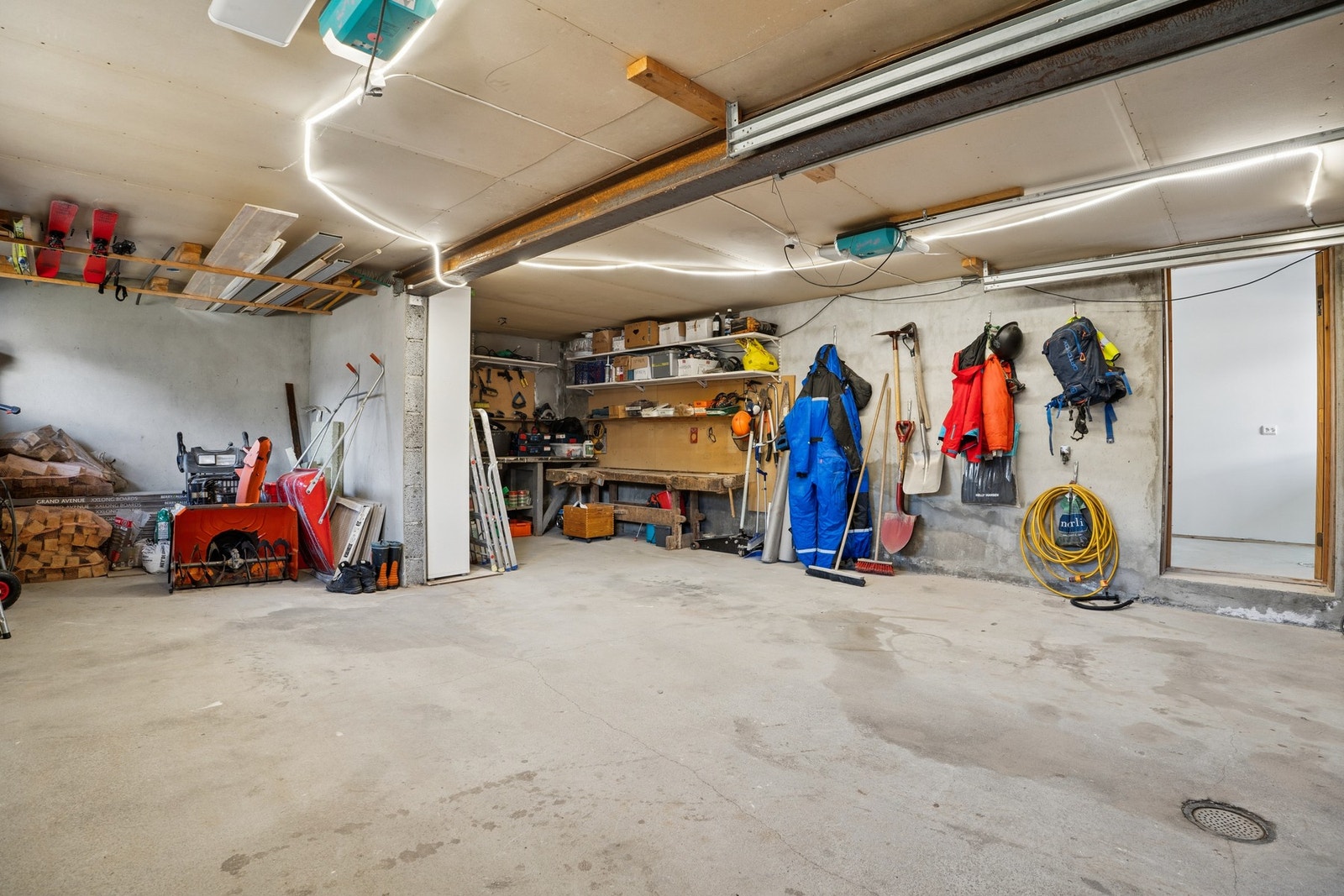 - Garasjen er av meget god størrelse og måler ca. 48m² , her har du plass til to biler og et verksted - Galleribilde