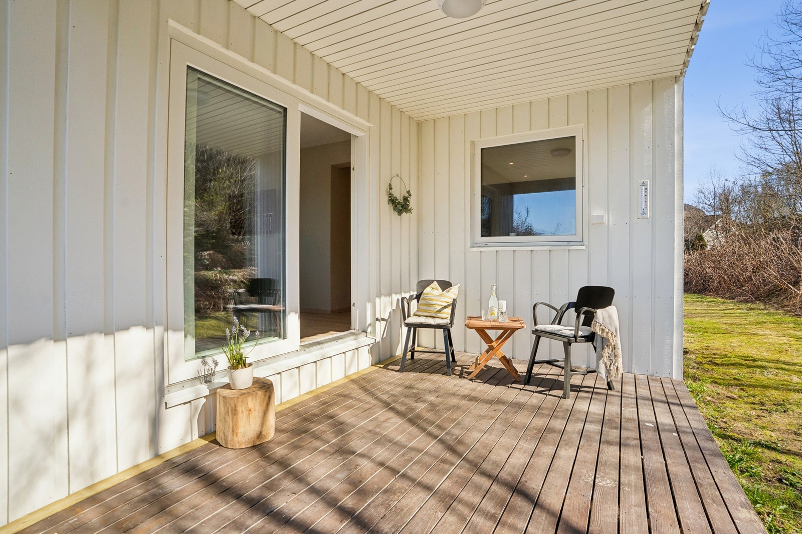 - Overbygd terrasse for på bakside av boligen - Galleribilde