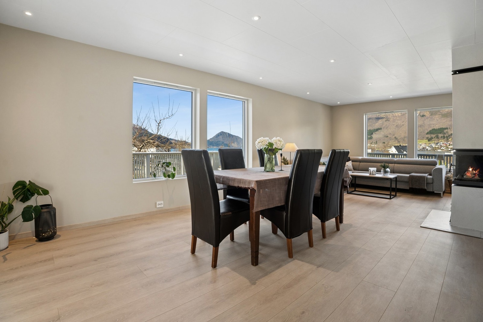 - Stor stue med god plass til spisebord - Galleribilde