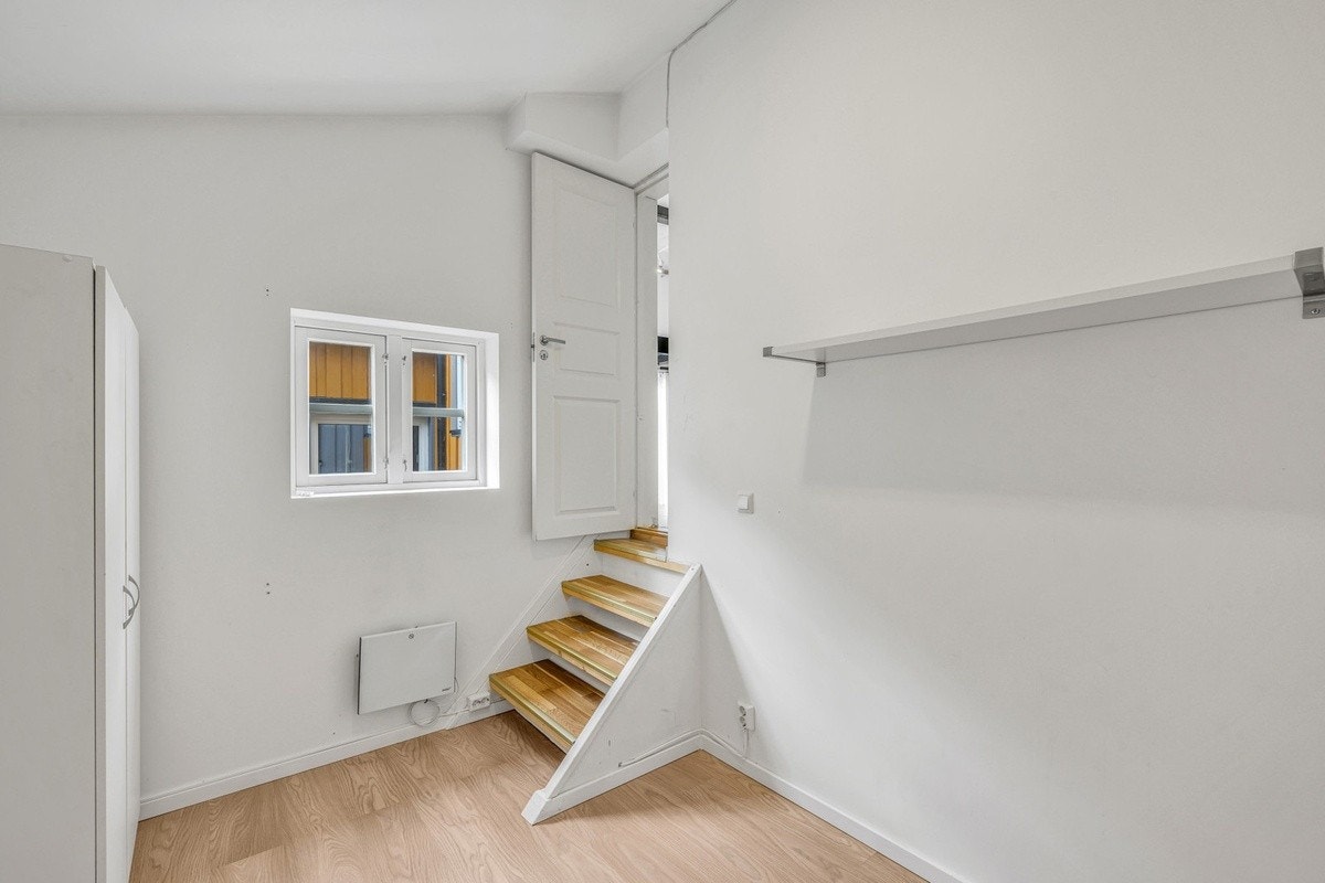 Soverom 2. Trappen ned gir en utrolig god takhøyde! Her har man mange muligheter til å møblere som man vil. Det medfølger en dobbeltseng, hyller og skap. Galleribilde